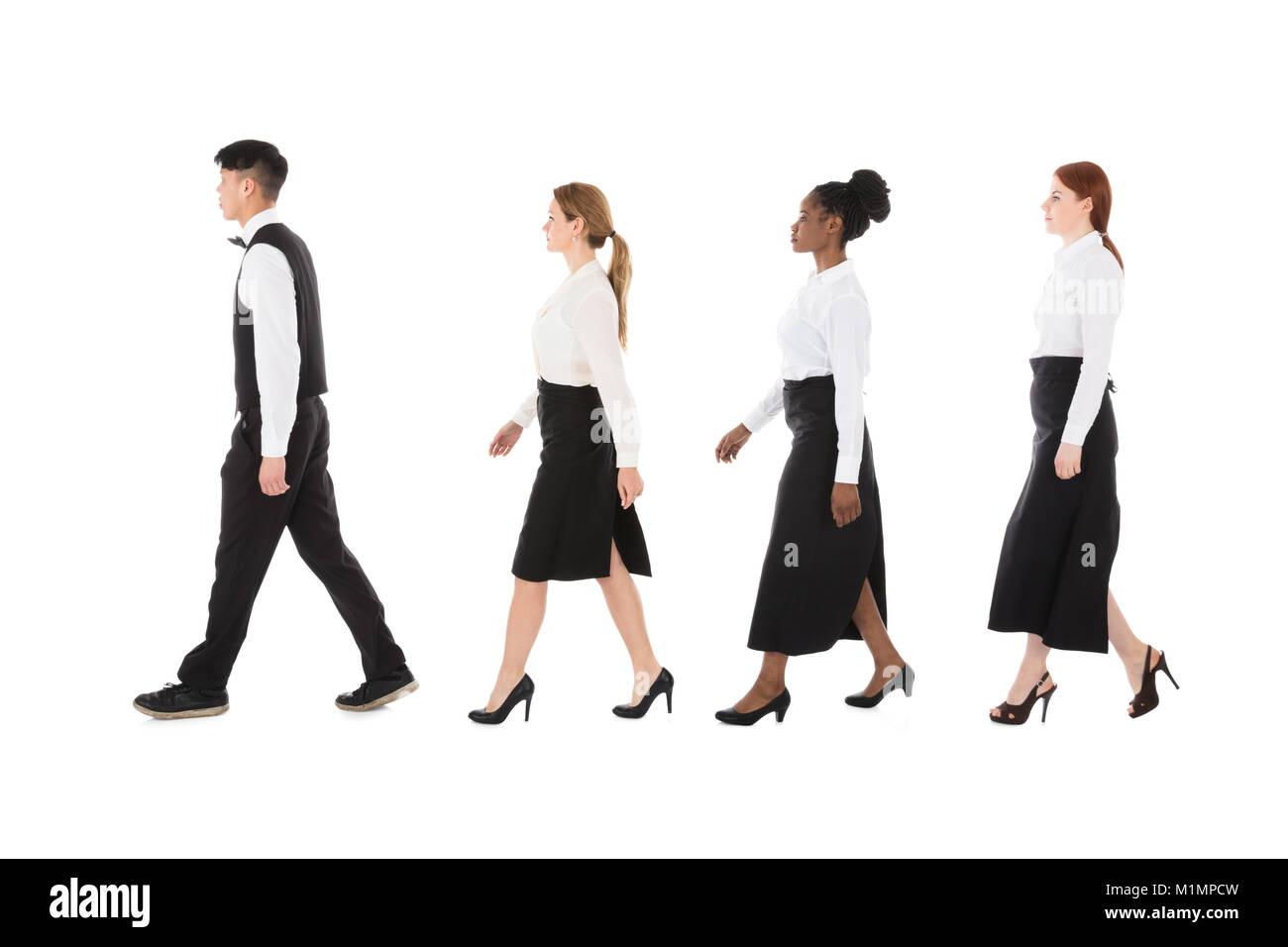 Junge Personal im Restaurant Wandern in der Zeile vor weißem Hintergrund Stockfoto