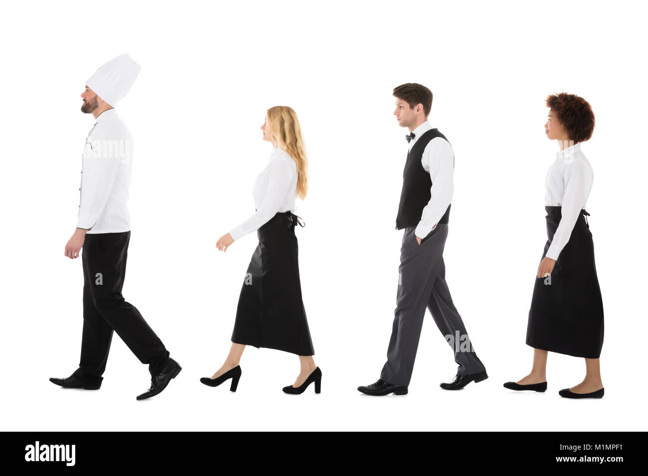 Junge Personal im Restaurant Wandern in der Zeile vor weißem Hintergrund Stockfoto