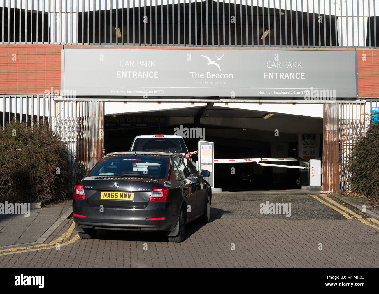 Autos Anstehen am Eingang zum Parkplatz der Beacon Einkaufszentrum, North Shields, North East England, Großbritannien Stockfoto