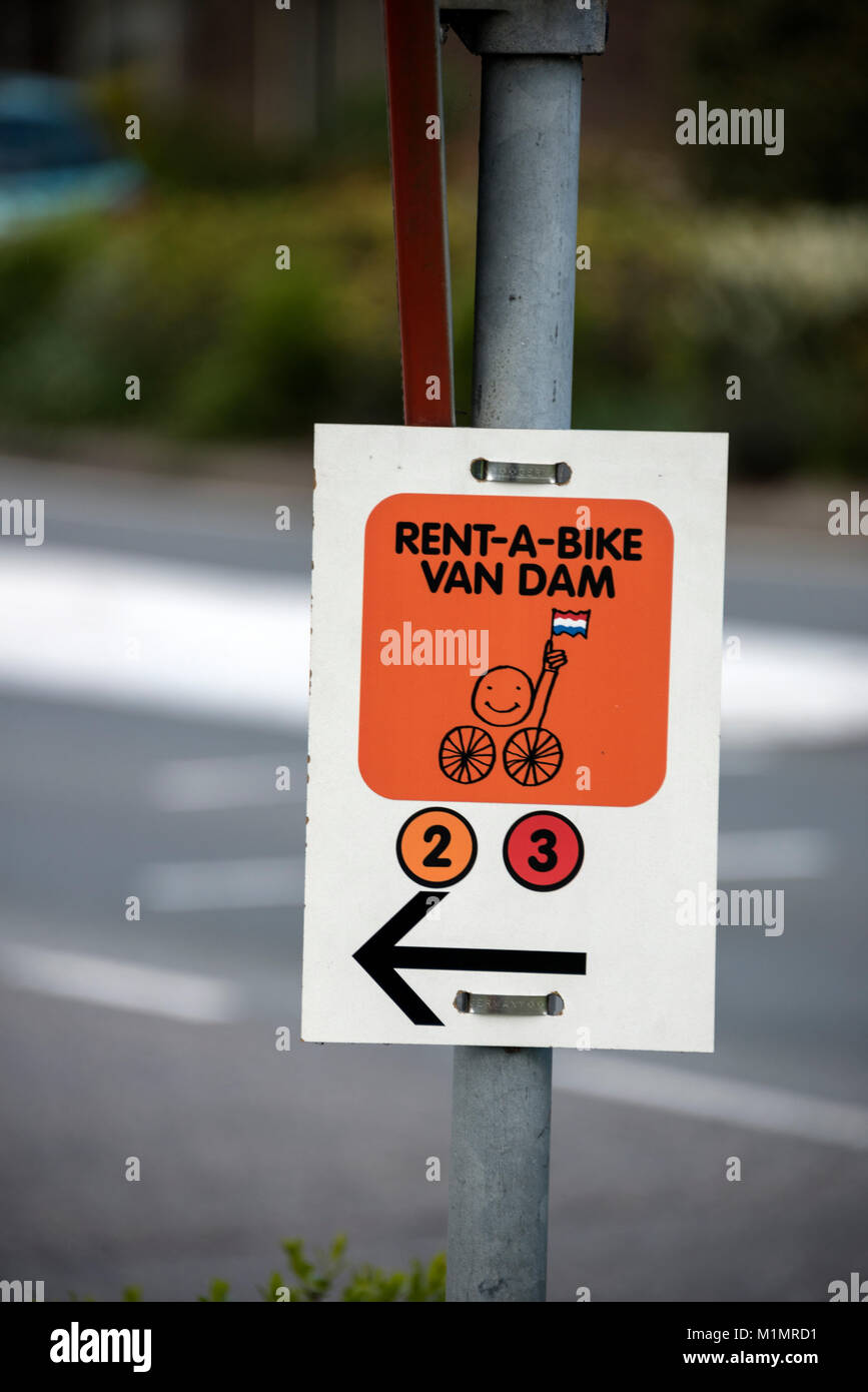 Ein rent-a-bike Zeichen zugunsten der Radfahrer auf gemieteten Fahrrädern die tulpenfeld Route in der Nähe von Keukenhoft in Holland. Stockfoto
