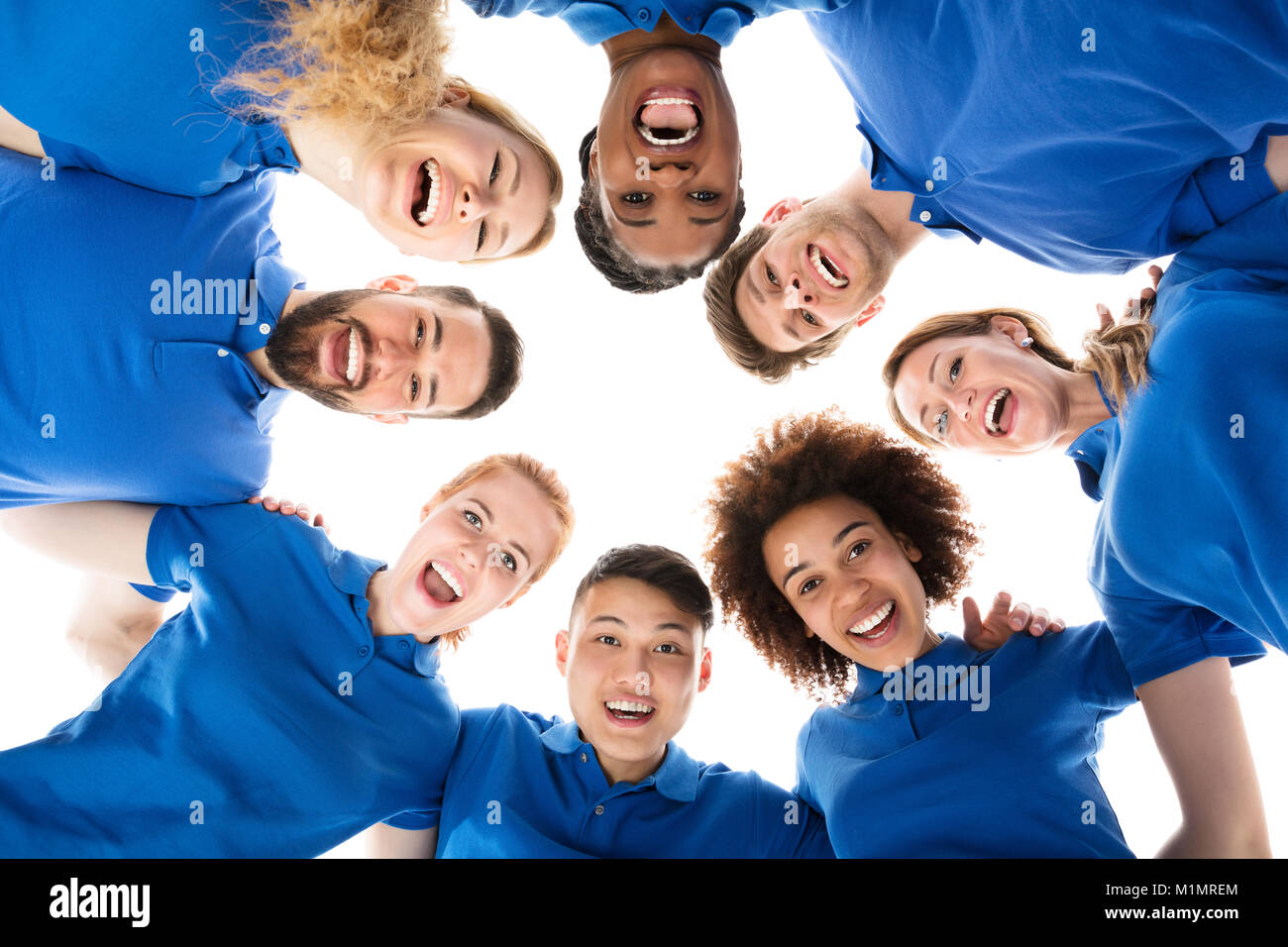 Gruppe von lächelnden Hausmeister, die Unordnung vor weißem Hintergrund Stockfoto