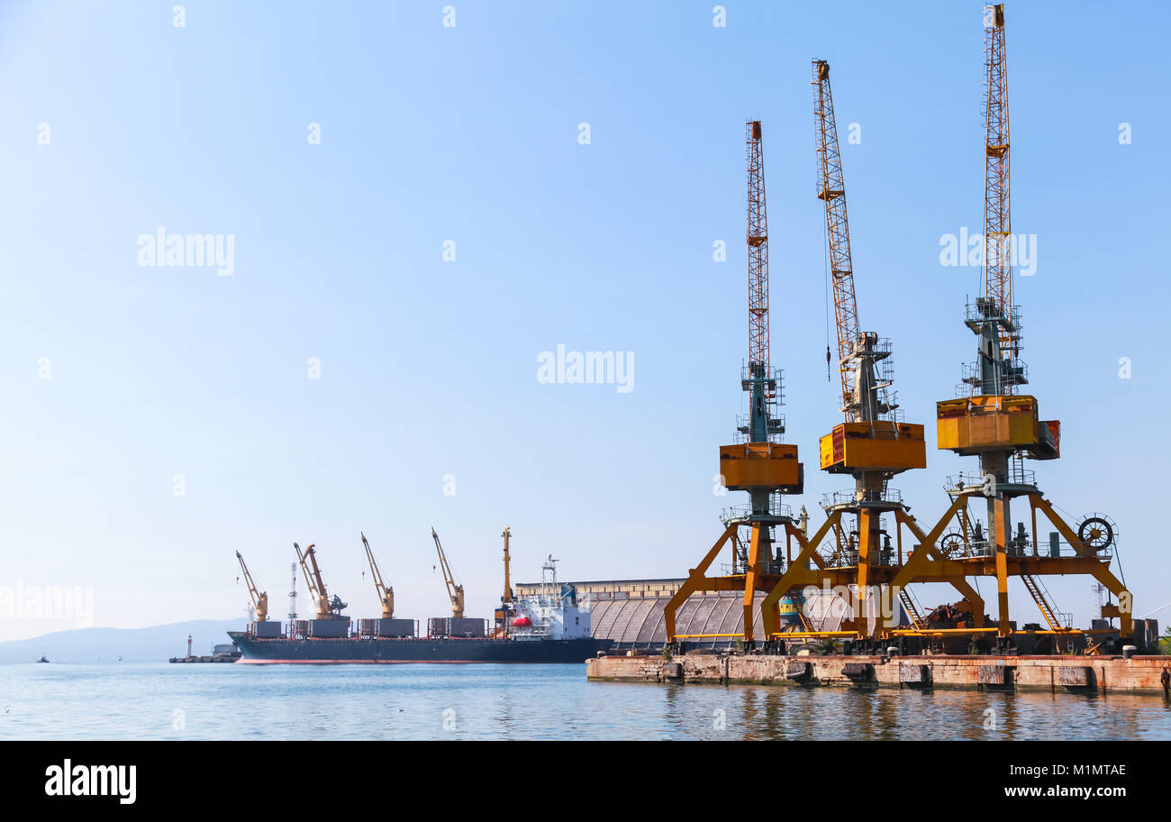 Cargo Cranes stehen an der Pier im hafen Burgas. Schwarzmeerküste, Bulgarien Stockfoto