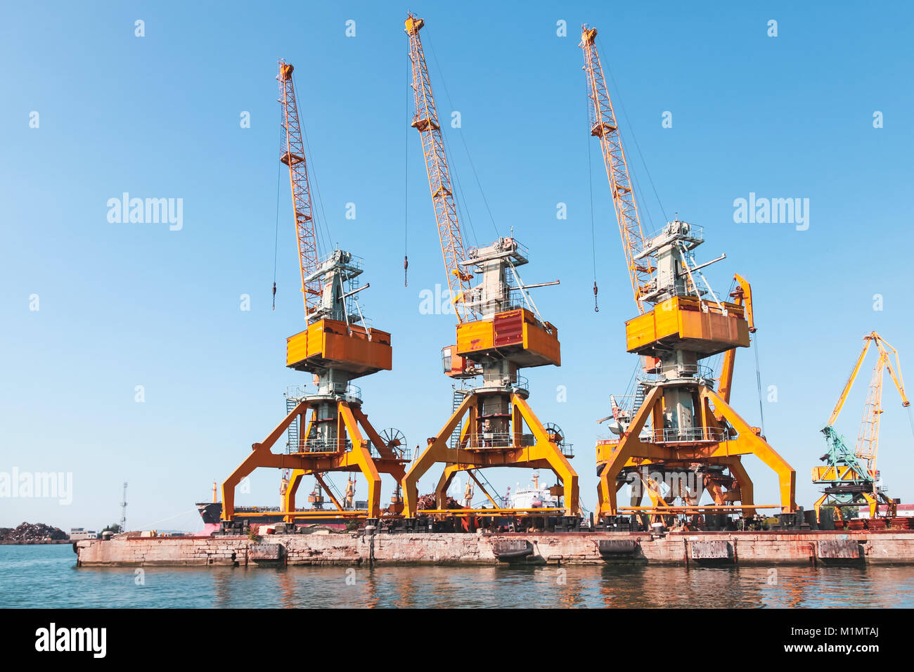 Hafen Kräne stehen an der Pier im hafen Burgas, am Schwarzen Meer, Bulgarien Stockfoto