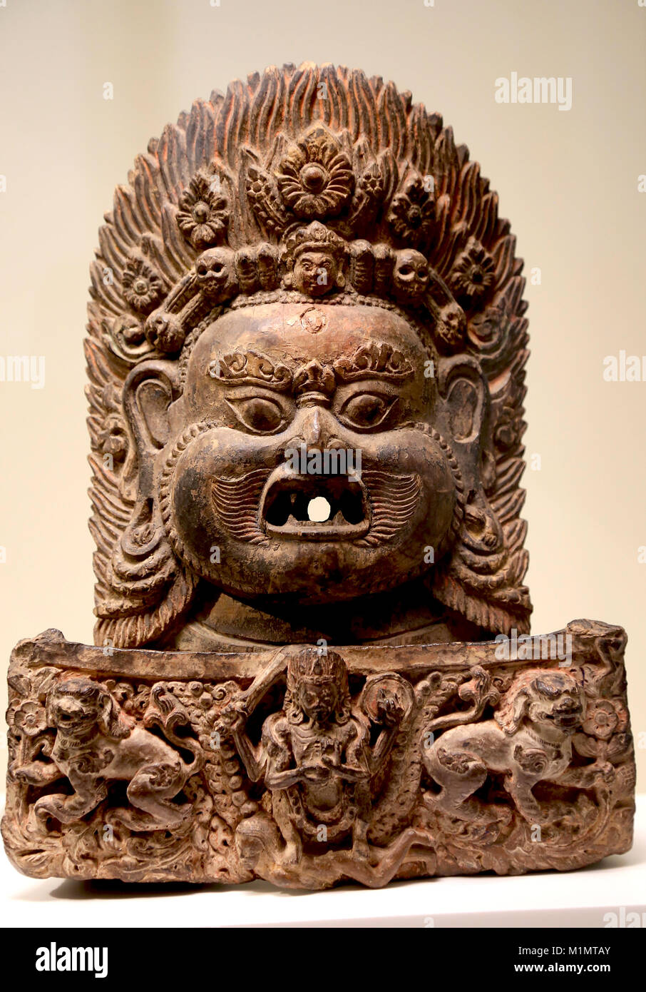 Leiter der Bhairava. Hinduistische Gottheit. Geschnitzten und bemalten Holzmöbeln. Tal von Kathmandu, Nepal. Anfang des 18. Jahrhunderts Stockfoto