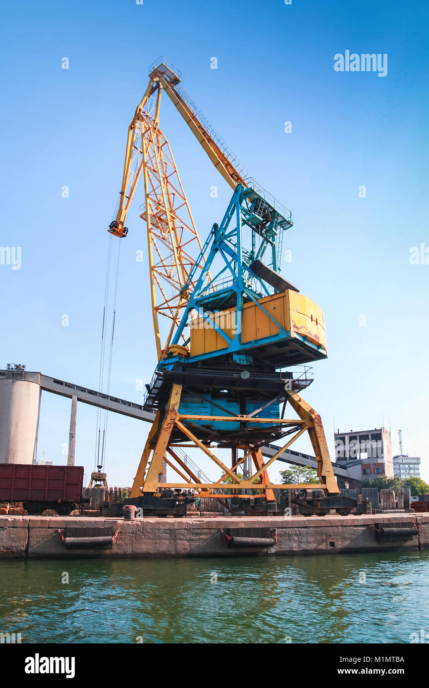 Riesige Hafenkran steht an der Pier im hafen Burgas, Schwarzmeerküste, Bulgarien Stockfoto