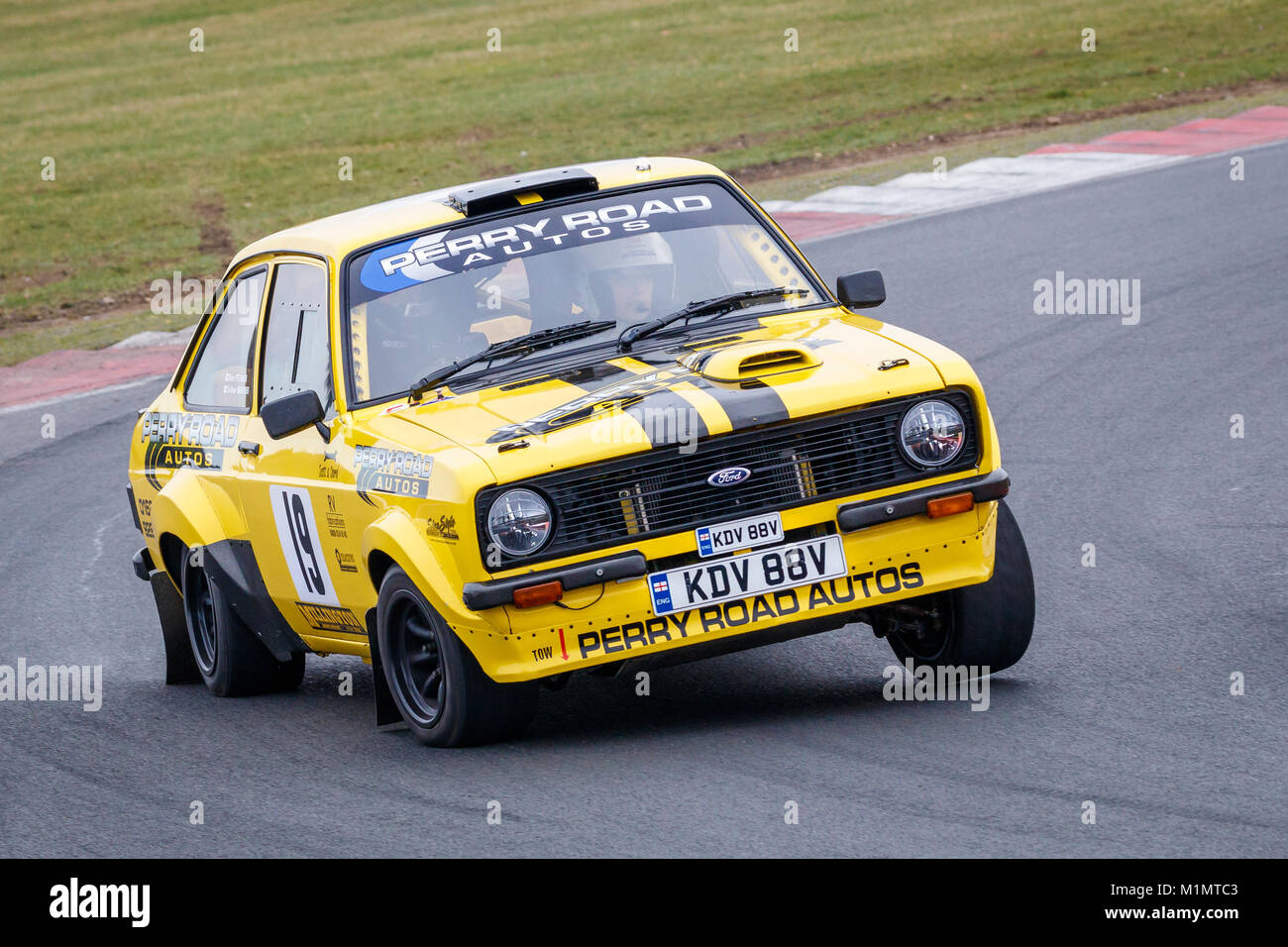 Ford Escort 2.5 mit Fahrer Peter Rayner und Co - Treiber Maria Rayner in der Motorsport News Stromkreis Rally Championship, Snetterton, Norfolk, Großbritannien. Stockfoto