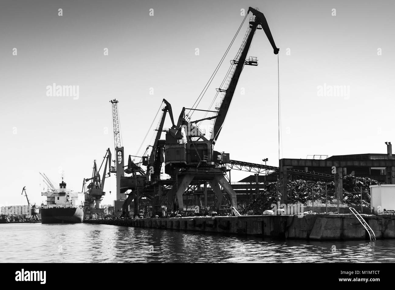 Hafenkräne von Burgas Hafen, Schwarzes Meer, Bulgarien. Schwarz und Weiß Foto Stockfoto