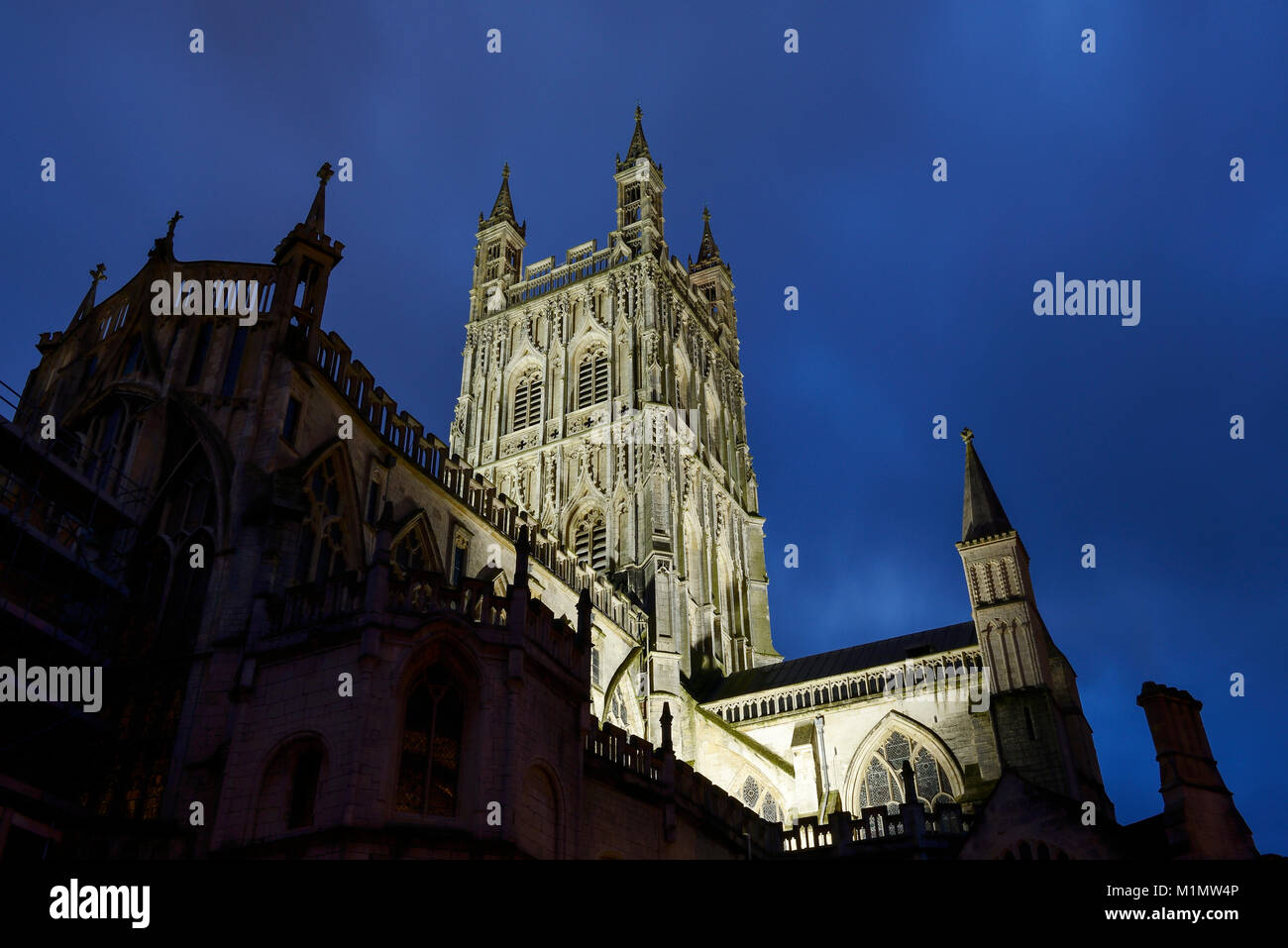 Der Turm der Kathedrale ist Abends beleuchtet in Gloucester City Centre Großbritannien Stockfoto