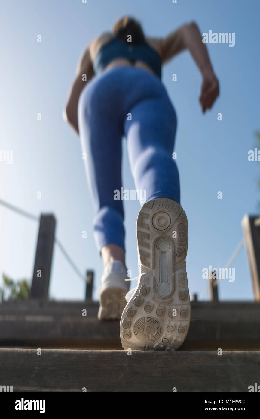 Nahaufnahme der Sohlen der Laufschuhe als Frau joggt Schritte. Stockfoto