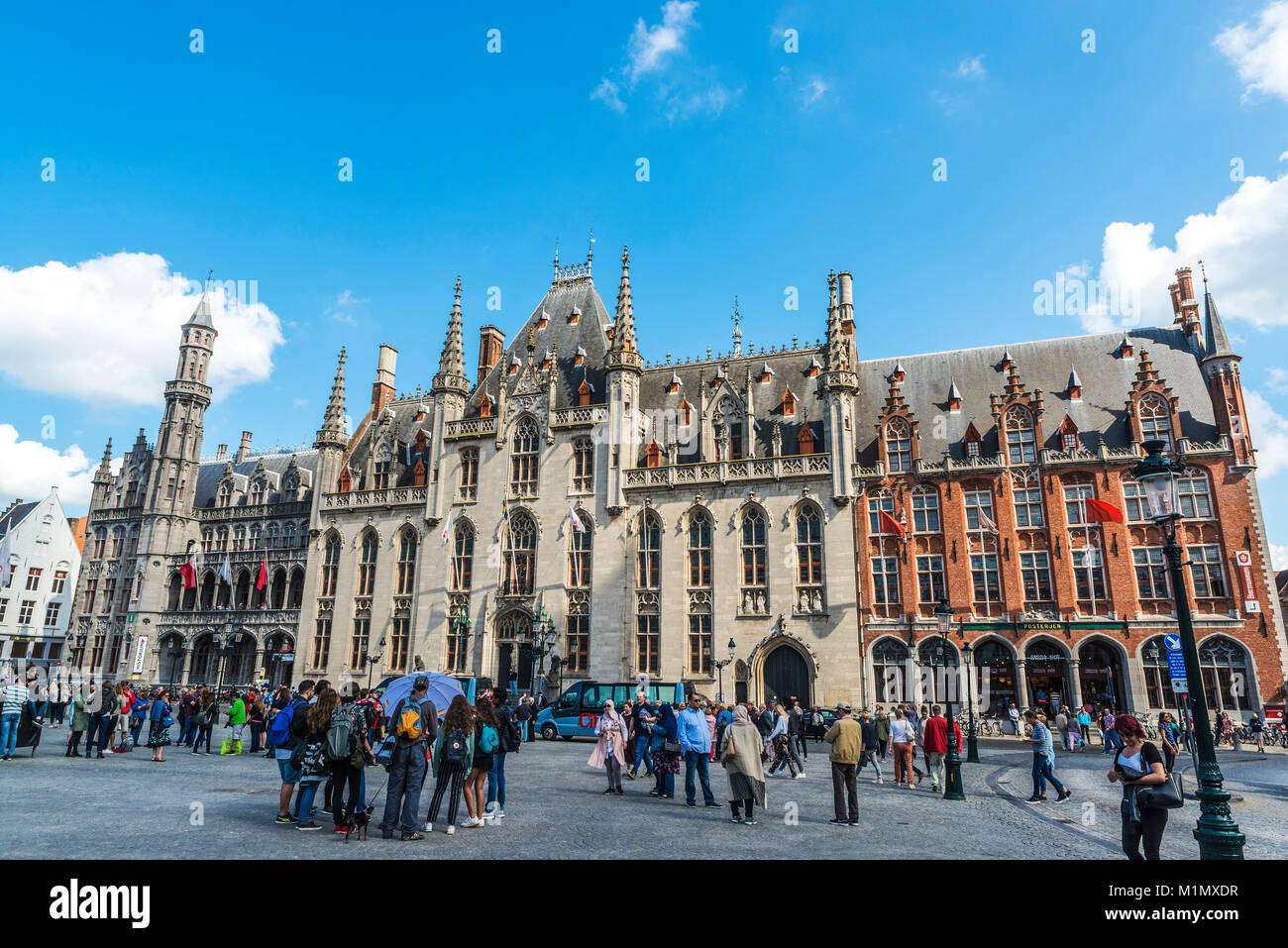 Brügge, Belgien - 31. August 2017: Die Provinz Provinciaal Hof (Hof) und das HISTORIUM Brügge, auf dem Marktplatz von Brügge mit Menschen um in Stockfoto