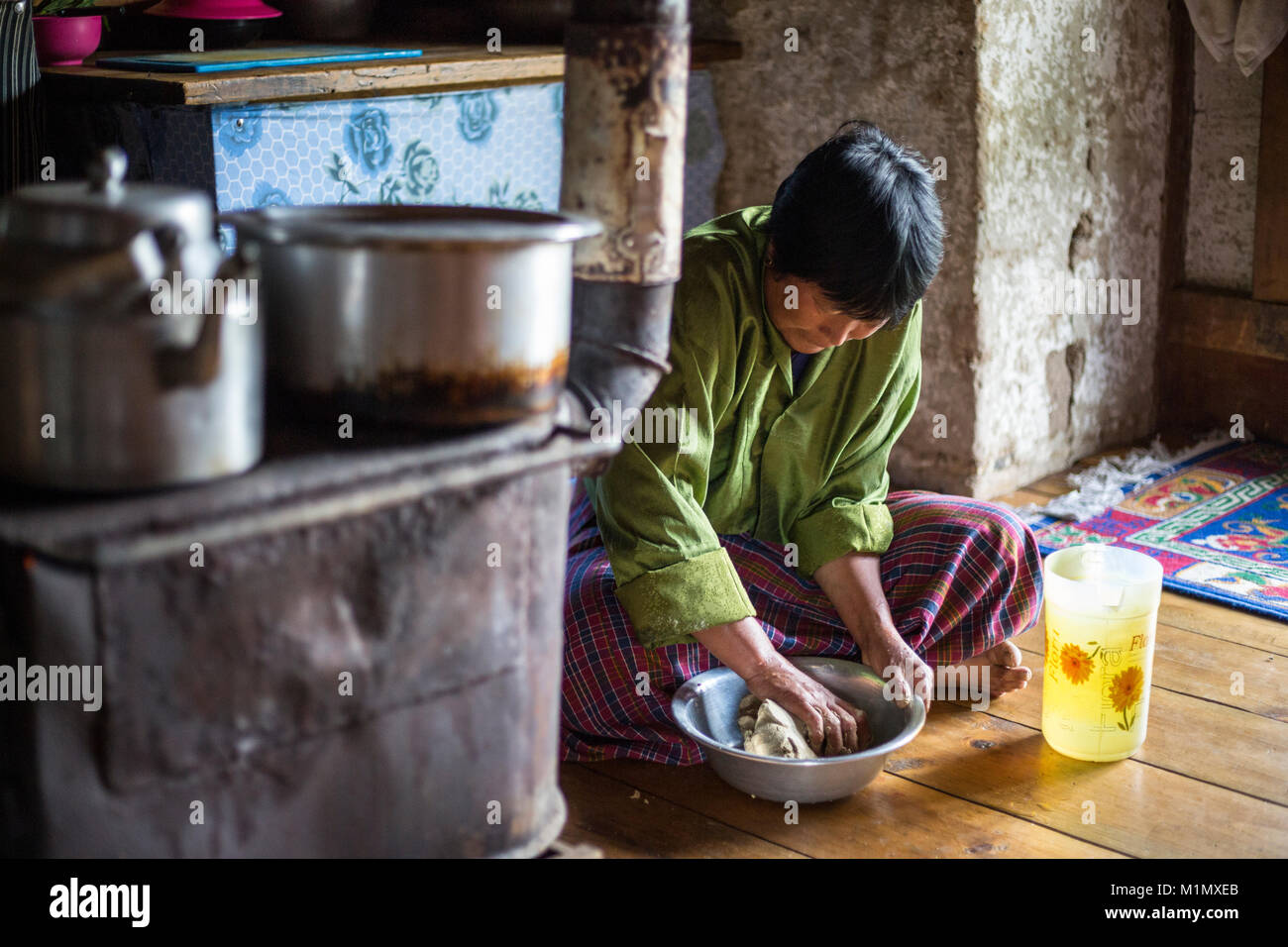 Bumthang, Bhutan. Mischen von Wasser mit Buchweizen Mehl Nudeln machen. Stockfoto