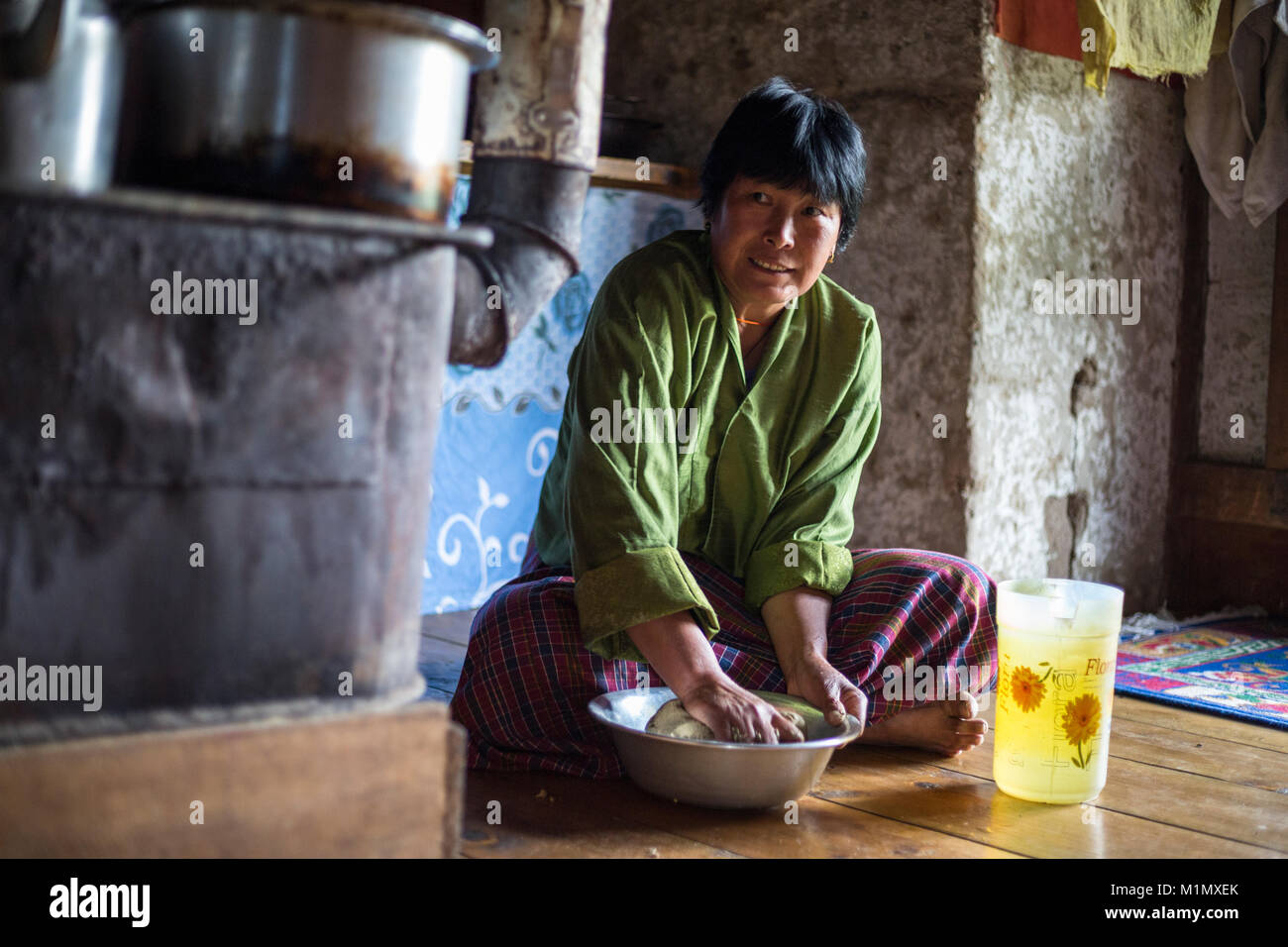 Bumthang, Bhutan. Mischen von Wasser mit Buchweizen Mehl Nudeln machen. Stockfoto