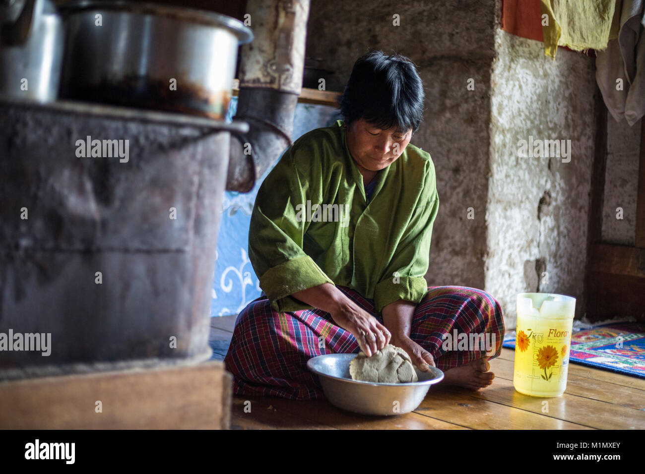 Bumthang, Bhutan. Mischen von Wasser mit Buchweizen Mehl Nudeln machen. Stockfoto