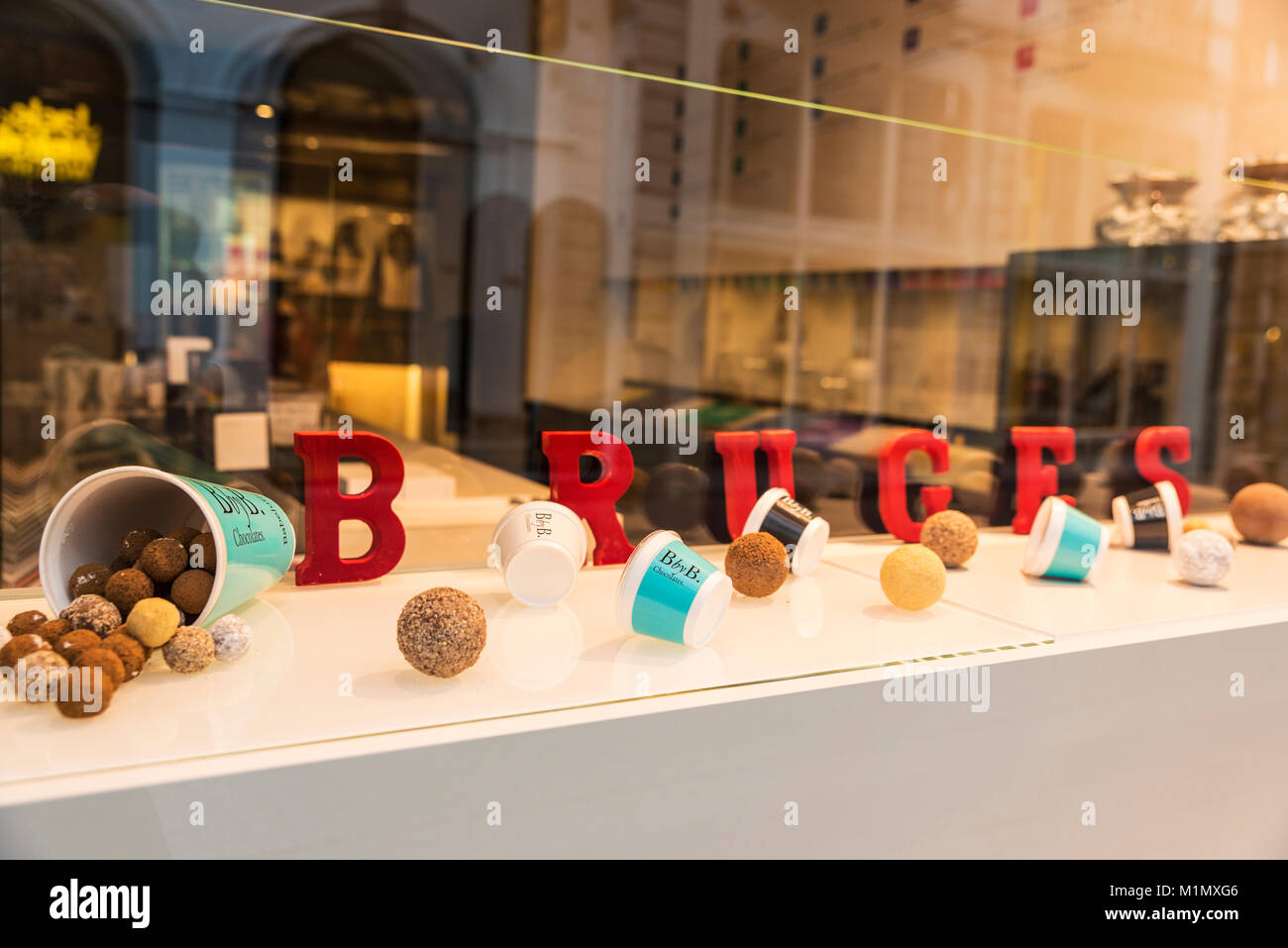 Brügge, Belgien - 31. August 2017: Zusammenstellung der traditionelle belgische Schokolade im Schaufenster eines Candy Shop in der mittelalterlichen Stadt Brügge, B Stockfoto