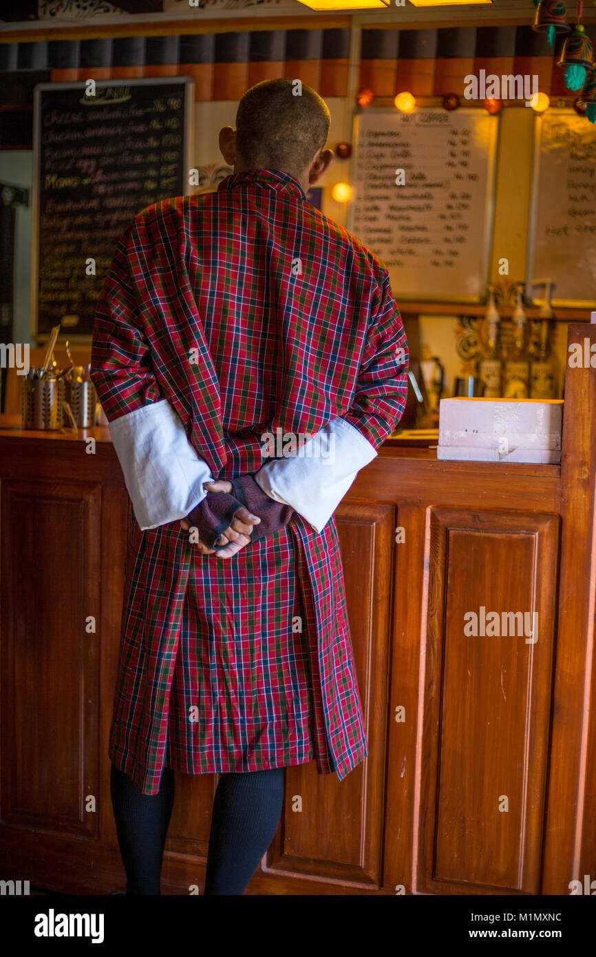 Bumthang, Bhutan. Bhutanesische Mann, der eine traditionelle Gho. Stockfoto
