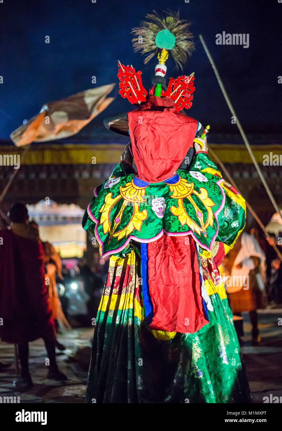 Bumthang, Bhutan. Jambay Lhakhang Drup Festival. Die Tänzer Kostüm von Hinten. Stockfoto