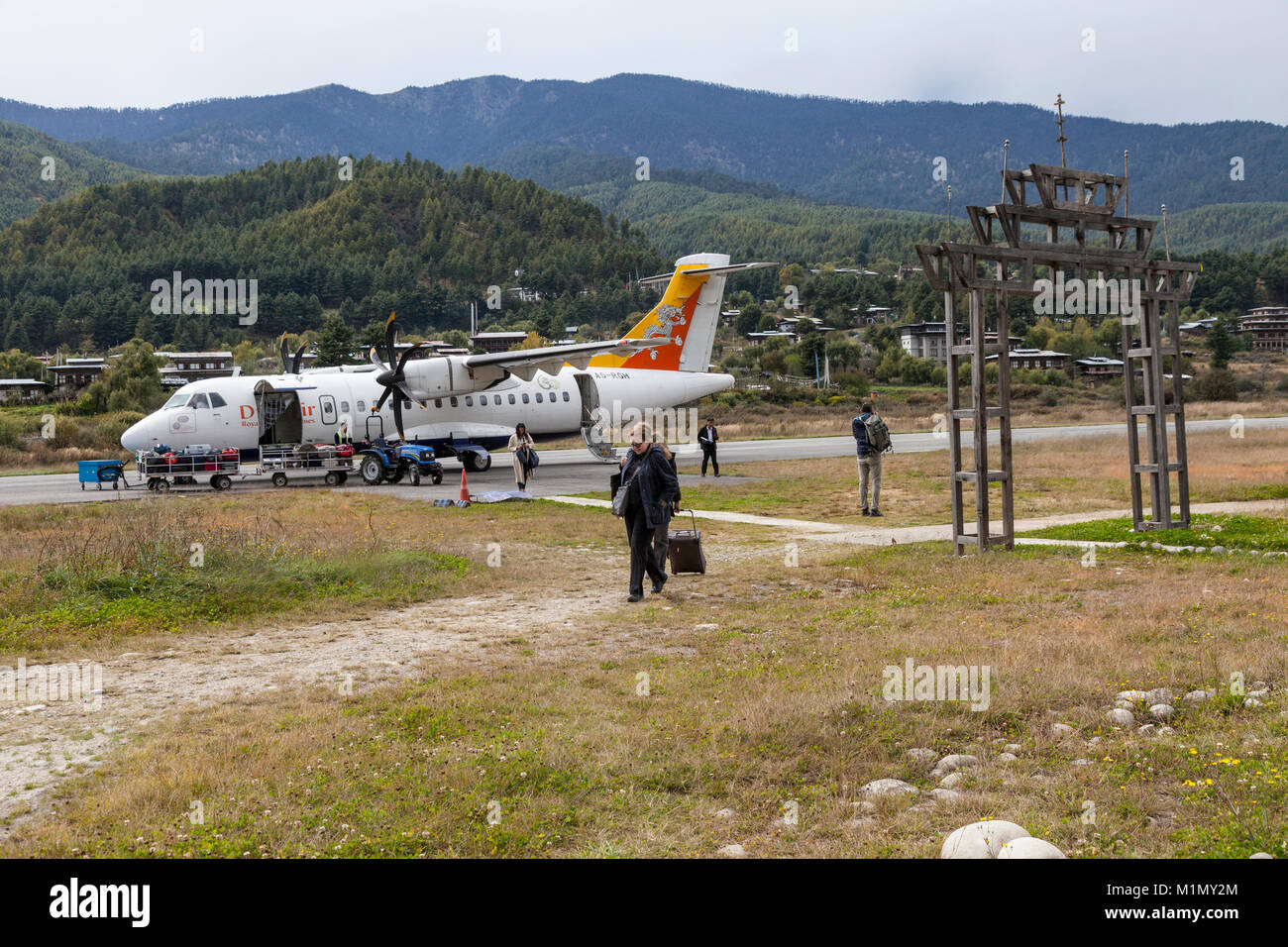 Jakar, Bumthang, Bhutan. Jakar drukair Flugzeuge am Flughafen. Stockfoto