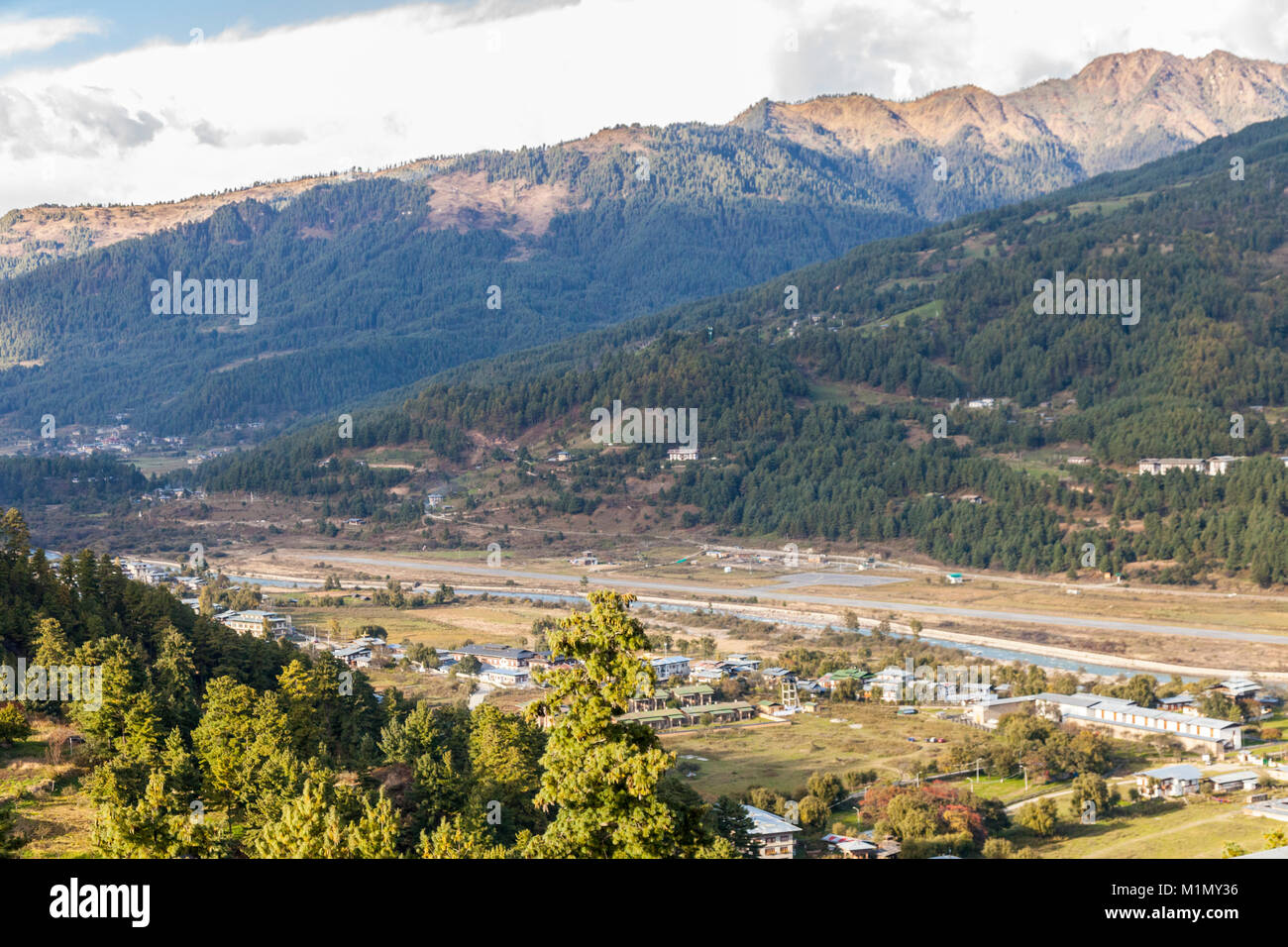 Jakar, Bumthang, Bhutan. Mit Blick auf den Jakar Landebahn vom Jakar Dzong. Stockfoto