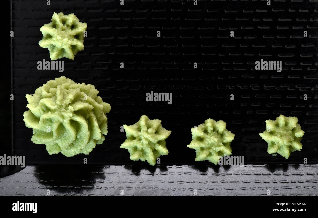 Wasabi, Japanisch Sushi auf Holzplatte, Sushi in japanischem Holzteller Stockfoto