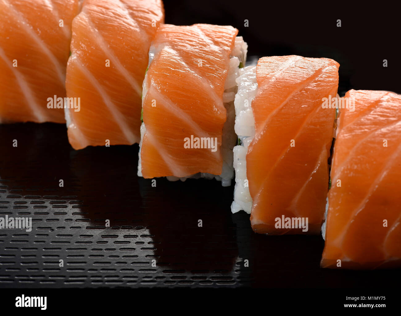 Mit Lachs, UraMaki Sushi auf japanischen Holzplatte, UraMaki Sushi mit Lachs, in japanischem Holzteller Stockfoto