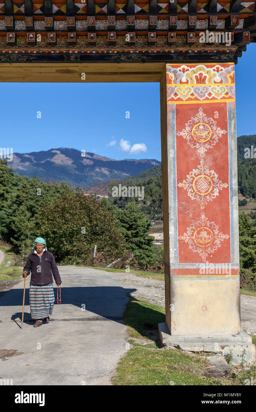 Bumthang, Bhutan. Alte Frau in das Tor von Kurje Lhakhang Tempel. Stockfoto