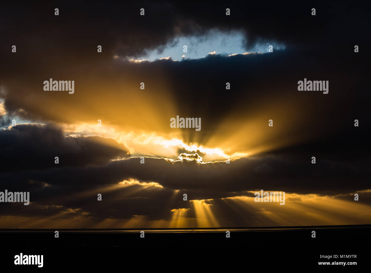 Dramatischer Sonnenuntergang über der Nordsee, Gemeinde Westerhever, Halbinsel Eiderstedt, Nordfriesland, Schleswig-Holstein, Deutschland, Mitteleuropa Stockfoto