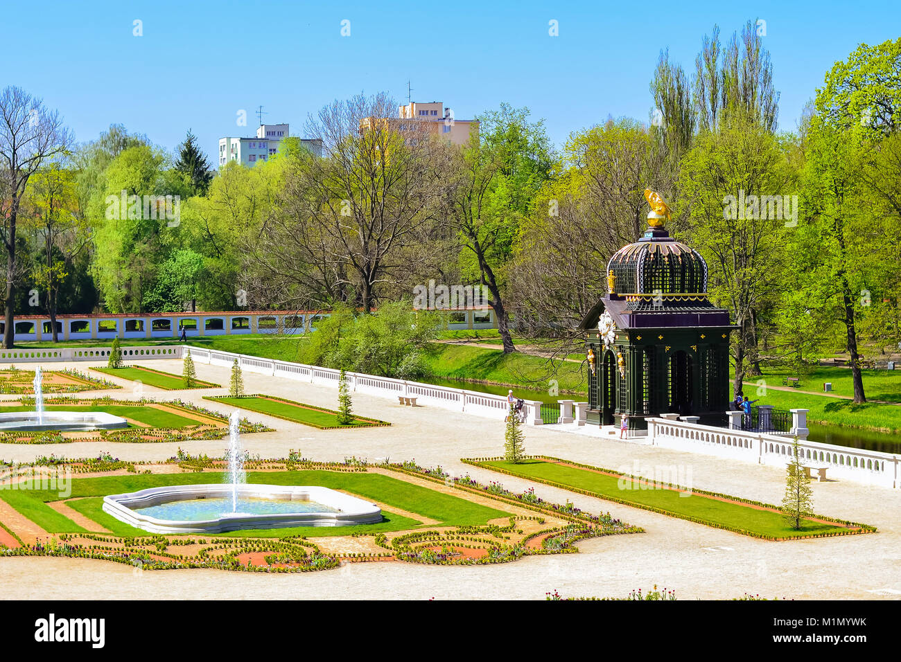 Skulpturen im Park von Branicki Palast und Medizinische Universität Bialystok klinische Krankenhäuser in Polen. Architektur des barocken Herrenhäuser - Historische Stockfoto