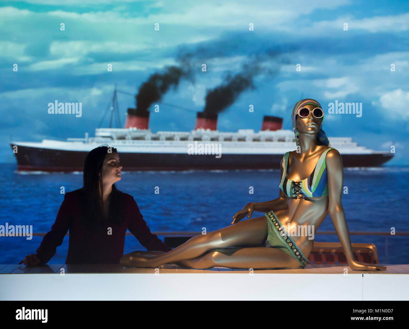Ein Mitarbeiter des Victoria and Albert Museums sieht 'Bikini' , um 1968,  (links), von Emilio Pucci, während eines Fotoaufrufs für die neue  Ausstellung Ocean Liners: Speed and Style der V&A Stockfotografie - Alamy