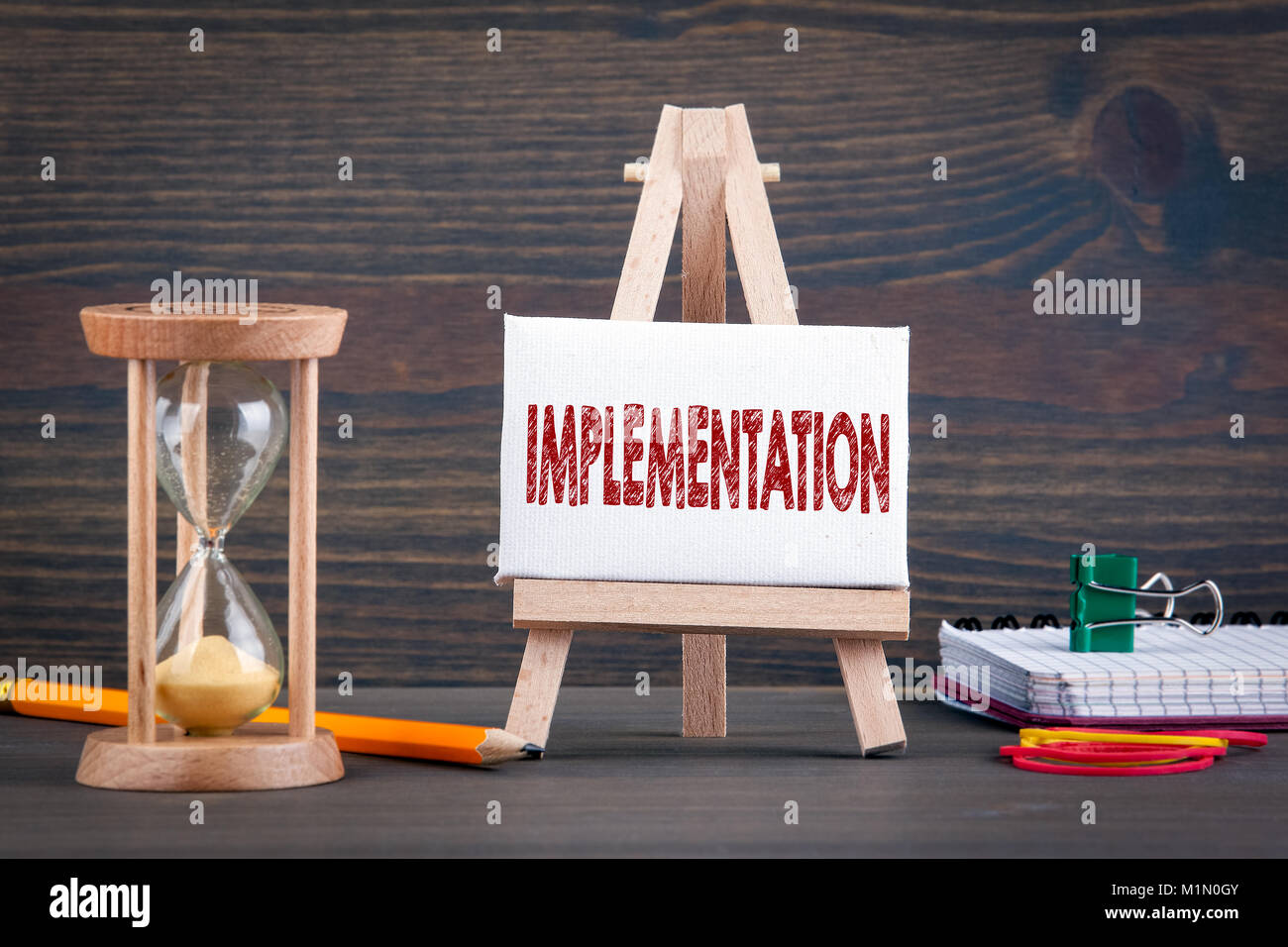 Umsetzung. Sanduhr, Sanduhr oder Eieruhr auf hölzernen Tisch Stockfoto