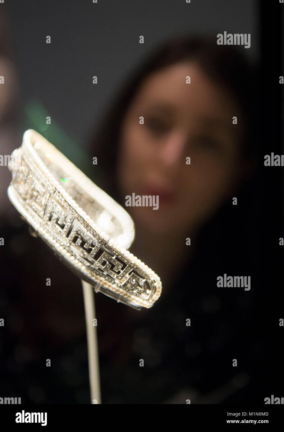 Ein Mitarbeiter des Victoria and Albert Museums sieht Tiara, 1909, während eines Fotoaufrufs für die neue Ausstellung Ocean Liners: Speed and Style der V&A, die sich im Besitz von Lady Marguerite Allan (1873-1957) befindet. Stockfoto