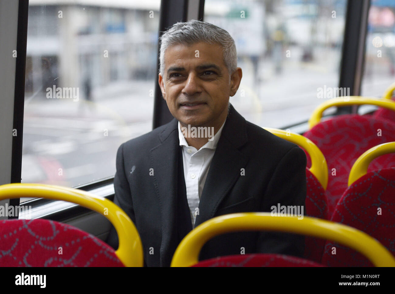 Bürgermeister von London Sadiq Khan nimmt den Bus zum Rathaus der erste Tag der unbegrenzten Hopper Fahrpreis, der Passagiere unbegrenzt Bus- und Straßenbahn-Fahrten in einer einstündigen Fenster für ein Tarif zu markieren. Stockfoto