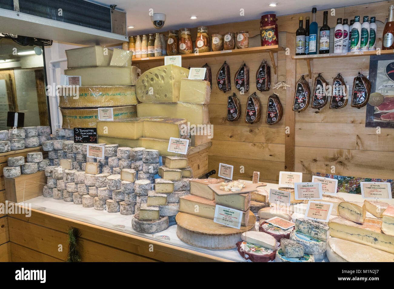 Innenraum eines Shop im kommerziellen Zentrum von Les Menuires in den Französischen Alpen, spezialisiert auf lokale Essen und Trinken - vor allem Bergkäse. Stockfoto