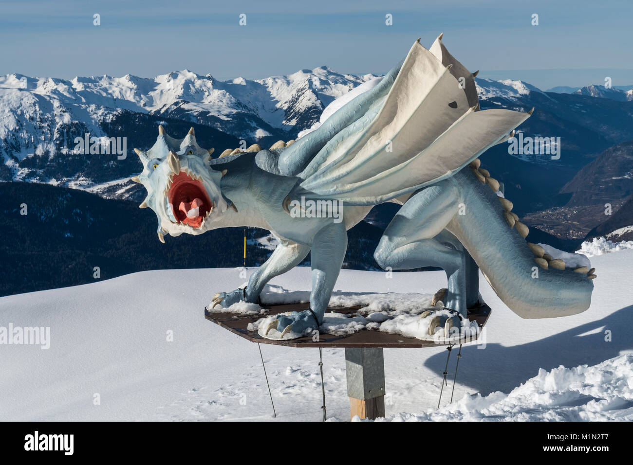 Dragon Skulptur neben Loze piste im französischen Skigebiet Meribel in den drei Tälern Stockfoto