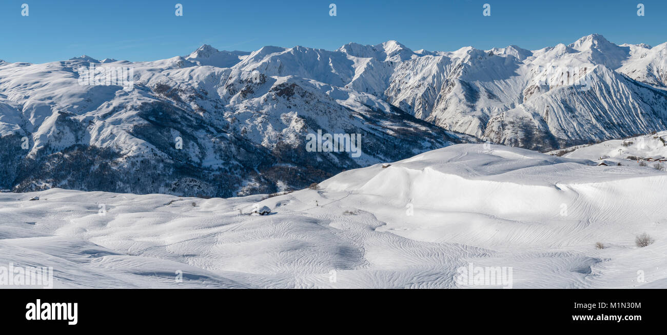 Nach schweren Schnee und Regen über Nacht - komisch Mustern in den Tiefschnee abseits der Piste im Belleville Tal Stockfoto