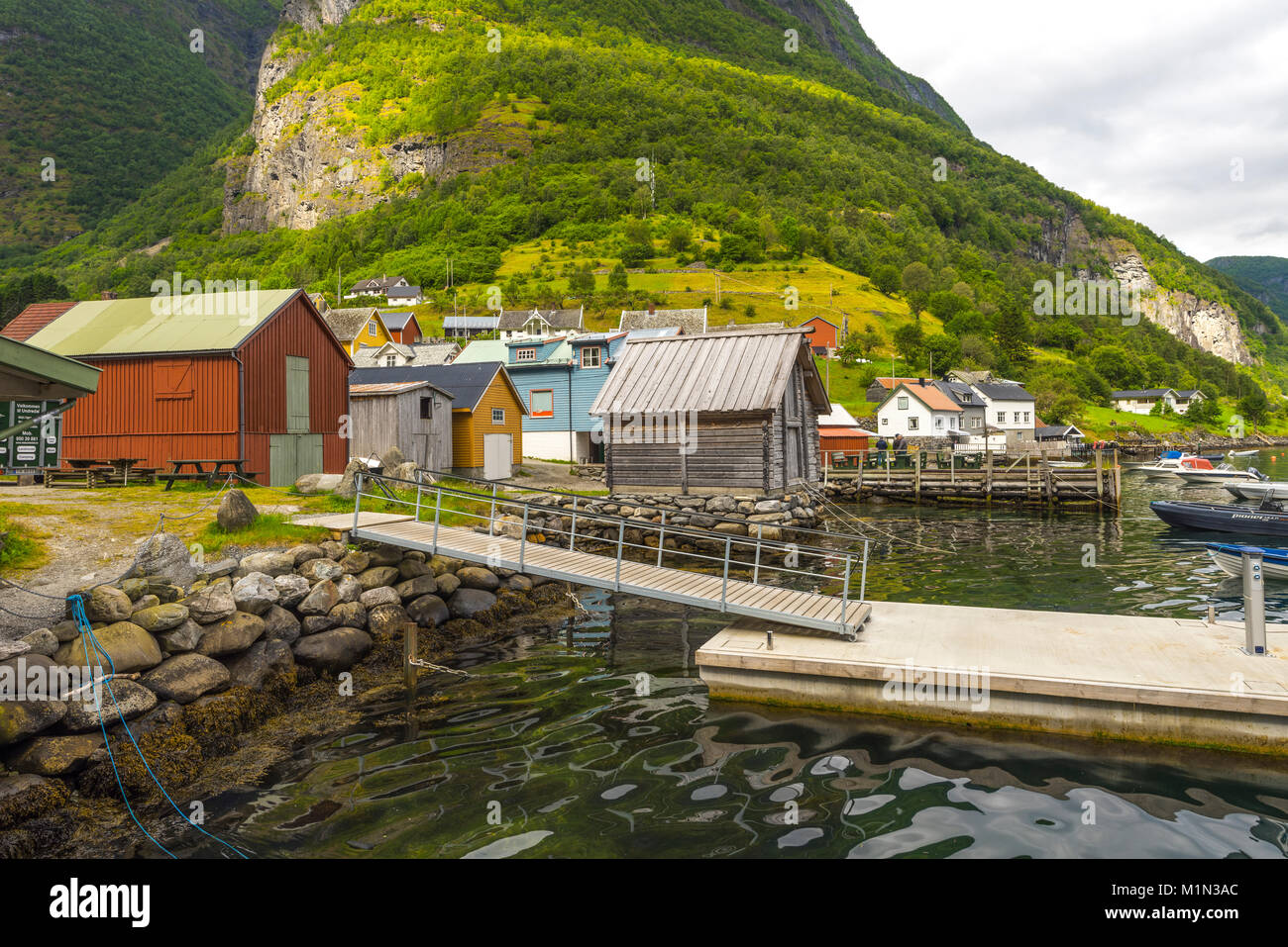Anlegestellen und Boot Häuser am Meer, auf dem Dorf Undredal, Aurlandsfjorden, Norwegen, Gemeinde Aurland, Sognefjorden, Sogn und Fjordane Stockfoto