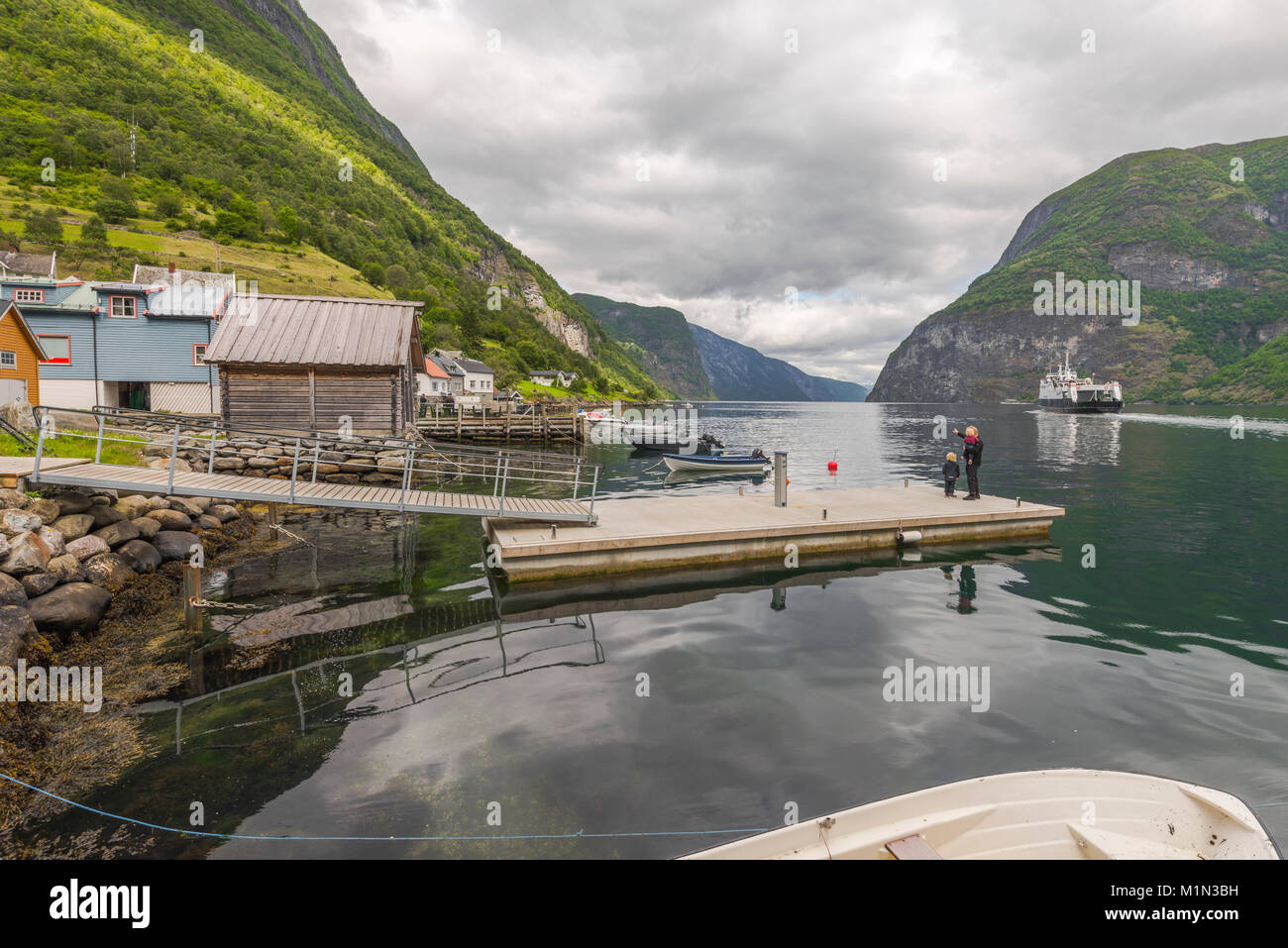 Anlegestellen und Boot Häuser am Meer, auf dem Dorf Undredal, Aurlandsfjorden, Norwegen, Gemeinde Aurland, Sognefjorden, Sogn und Fjordane Stockfoto