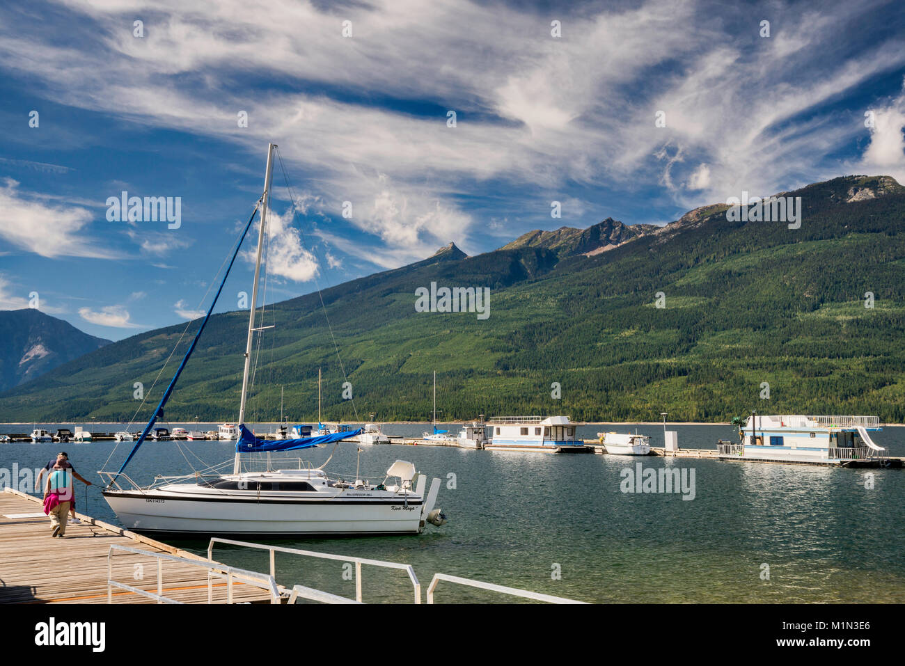 Marina an der Upper Arrow Lake, Columbia River, in Nakusp, Saddle Mountain an der Gold Range in den Monashee Mountains in Dist, British Columbia, Kanada Stockfoto