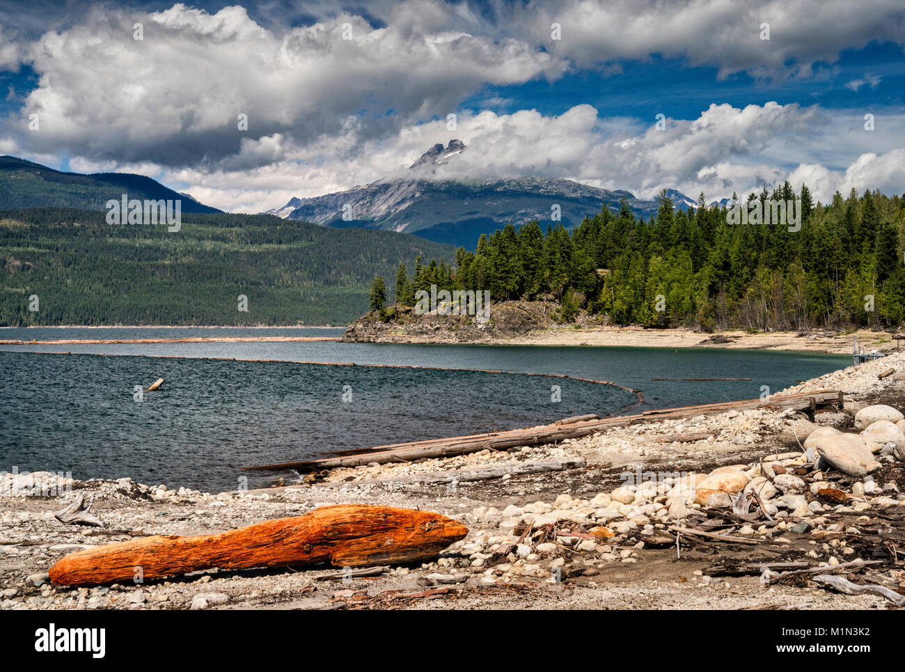 Mount Burnham in den Monashee Mountains über Upper Arrow Lake, Columbia River, in der Nähe von Nakusp, West Kootenay, British Columbia, Kanada Stockfoto