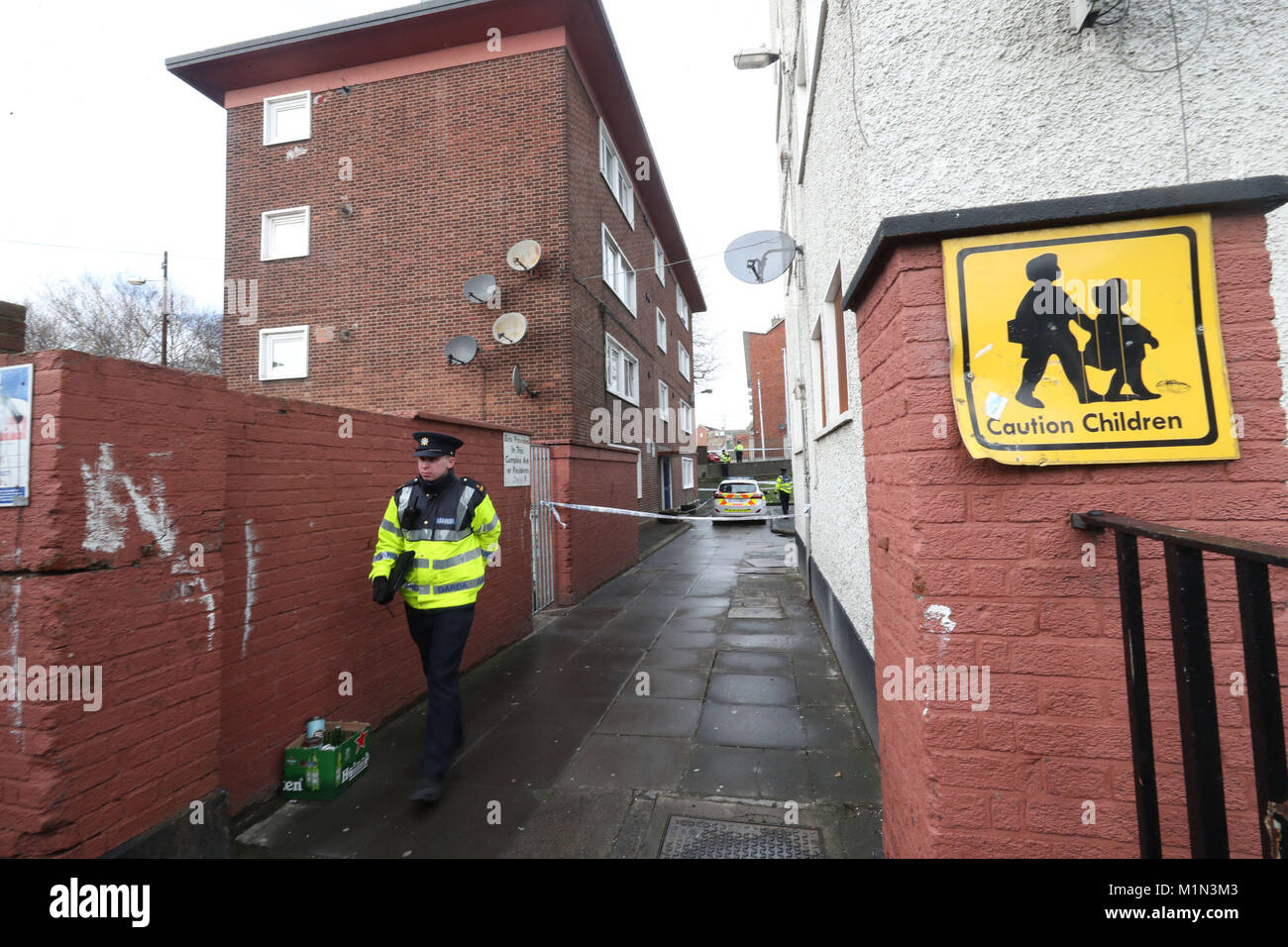 Gardasee an der Szene in der James Larkin House Wohnung Komplex aus Norden Strand, Dublin nach der Erschießung von Jason Molyneaux um ca. 21.45 Uhr in der Nacht auf Dienstag. Stockfoto