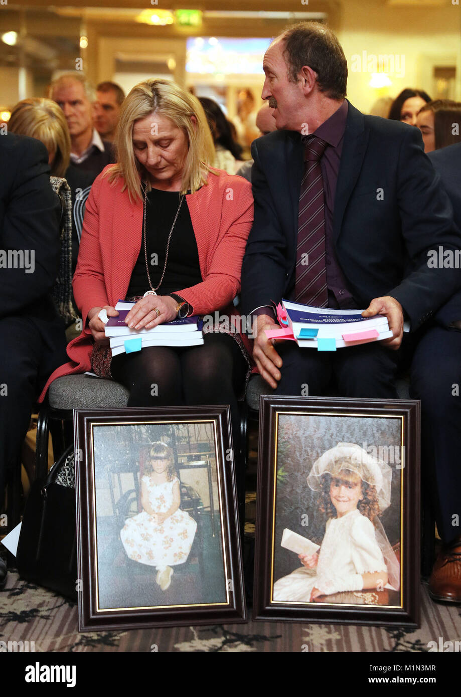 Marie und Raymond Ferguson, deren 9jährige Tochter Raychel der hyponatriämie am 10. Juni 2001 gestorben, an der Veröffentlichung der Ergebnisse der Hyponatriämie Anfrage vom Vorsitzenden Sir John O'Hara im Crown Plaza Hotel in Belfast. Stockfoto