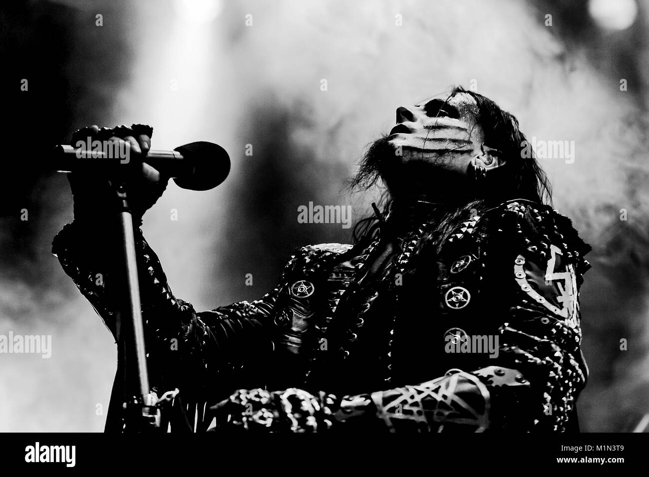 Die norwegische Symphonic Black Metal Band Dimmu Borgir führt an Ole Bull Scene in Bergen leben. Hier Sänger Shagrath gesehen wird live auf der Bühne. Norwegen, 28.05.2012. Stockfoto