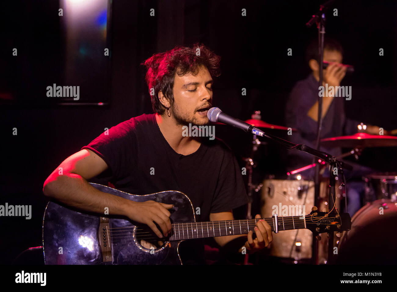 Die Italienische indie pop band Fahren Frau Satan führt ein Live Konzert bei Madam Felle in Bergen. Die London/Neapel gegründete Band umfasst Lieder der berühmten Heavy Metal Songs. Norwegen, 08/11 2015. Stockfoto