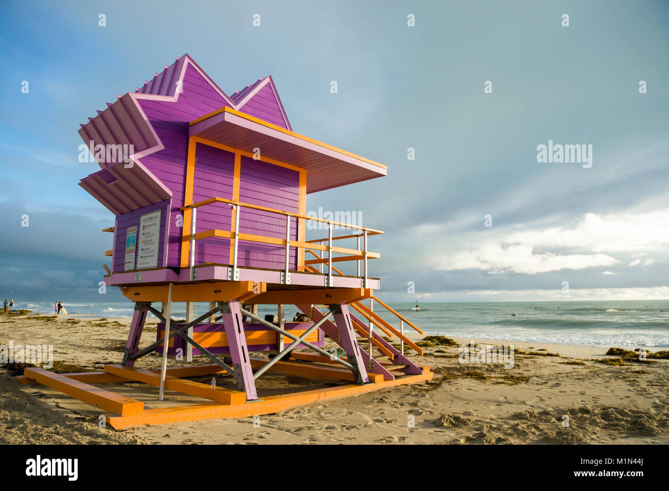 Szenische morgen Blick auf eine ikonische Bunte lifeguard Tower am Strand von South Beach, Miami Stockfoto