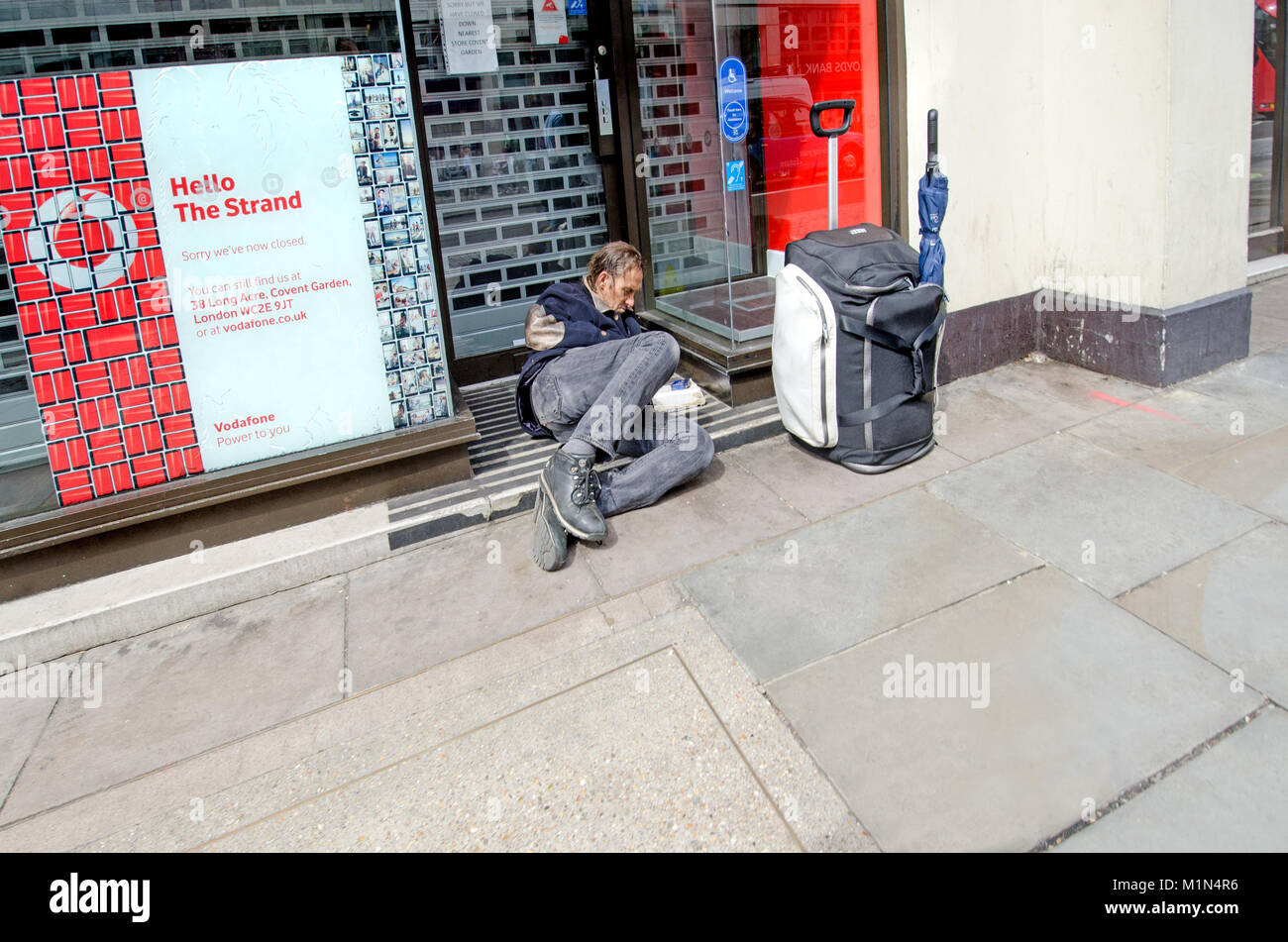 London, England, UK. Obdachloser in einem Türrahmen in der Faser Stockfoto