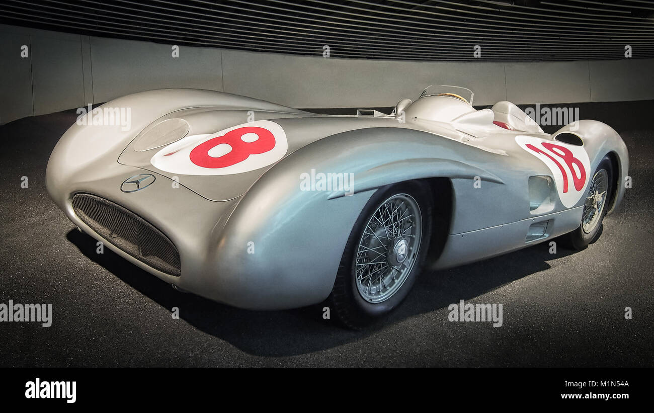 STUTTGART, DEUTSCHLAND - 7. APRIL 2017: Mercedes-Benz W 196 R 2,5-Liter-optimierten Rennwagen im Mercedes Museum. Dieses Auto wurde von Juan Manuel Fa angetrieben Stockfoto
