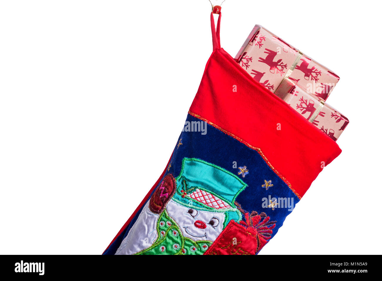 Traditionelle Weihnachten oder Xmas Stocking, mit Geschenk eingepackten Geschenke oder Geschenke gefüllt. Stockfoto