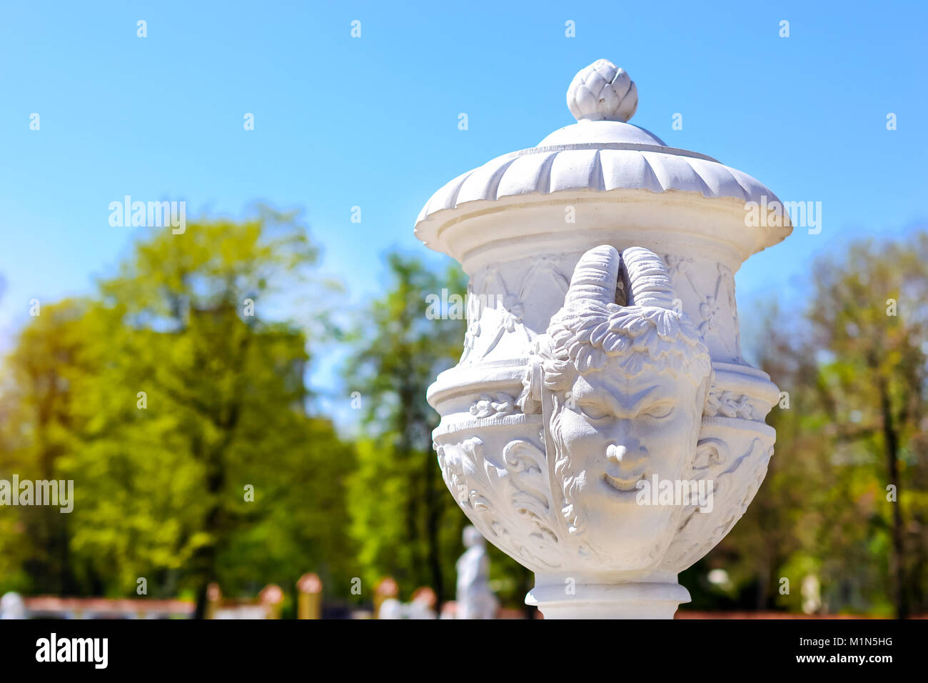 Skulpturen im Park von Branicki Palast und Medizinische Universität Bialystok klinische Krankenhäuser in Polen. Architektur des barocken Herrenhäuser - Historische Stockfoto Skulpturen im Park von Branicki Palast und Medizinische Universität Bialystok klinische Krankenhäuser in Polen. Architektur des barocken Herrenhäuser - Historische Stockfoto