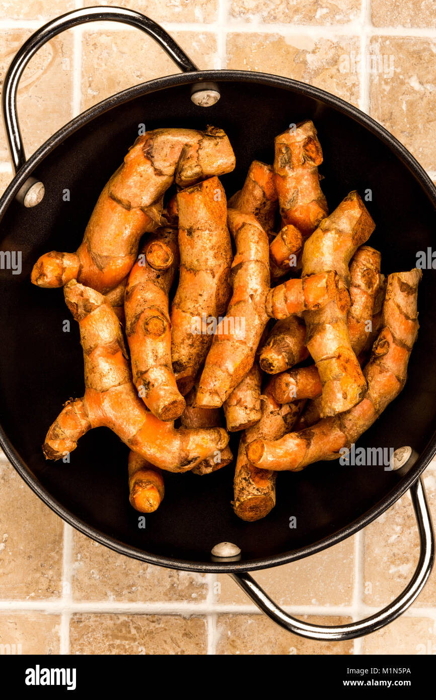 Frisches rohes Ungekocht zart und wohlschmeckend Gelbwurz Kochen Gewürz auf eine geflieste Küche Tisch Stockfoto
