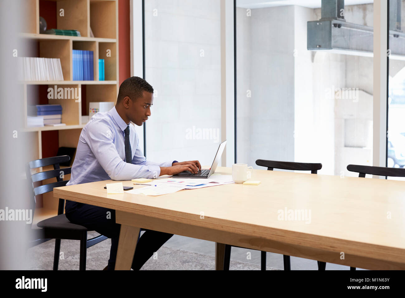 Junge schwarze Unternehmer allein die Arbeit in einem Büro Stockfoto