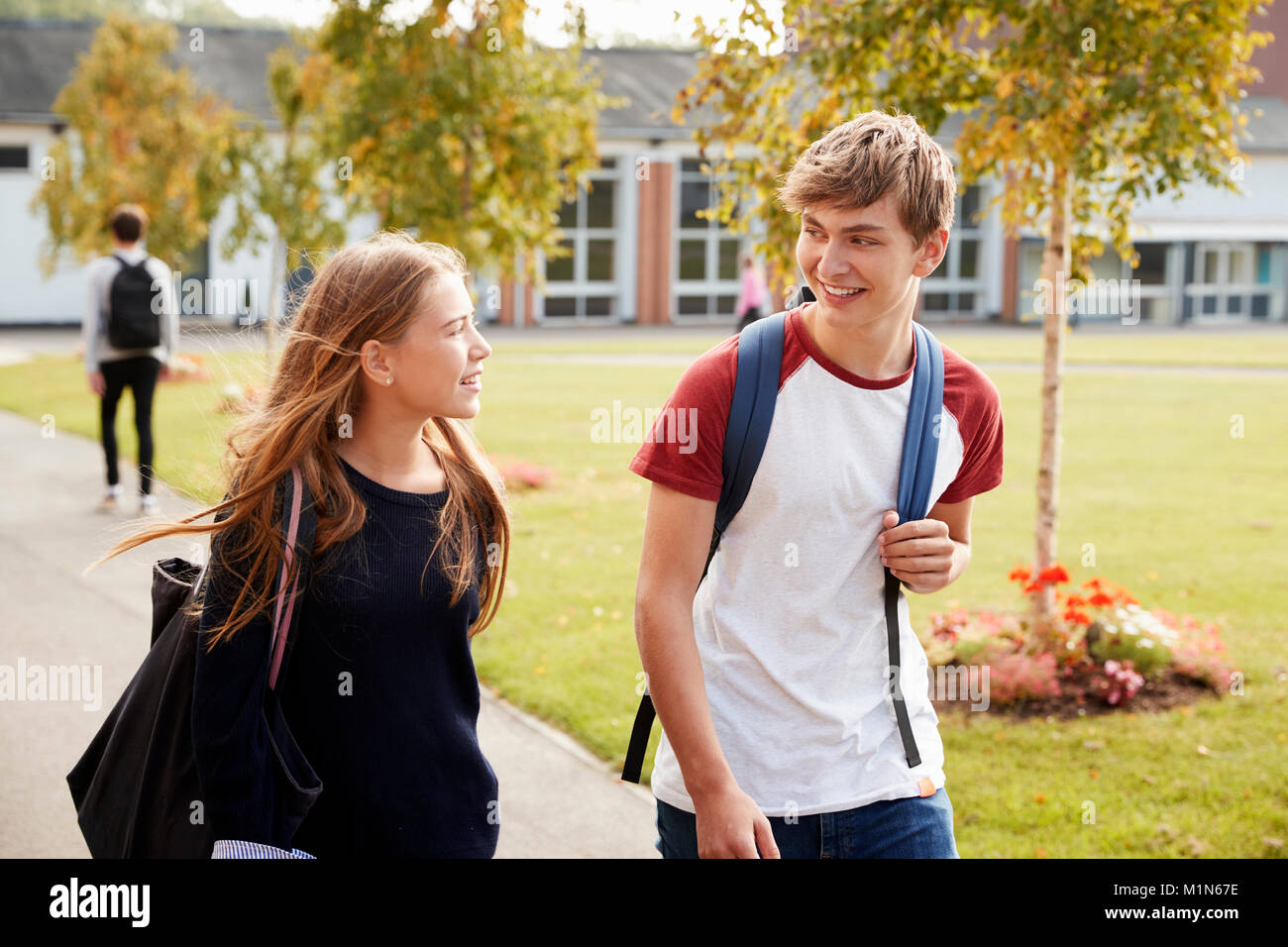 Teenage Studenten um College Campus zusammen gehen Stockfoto